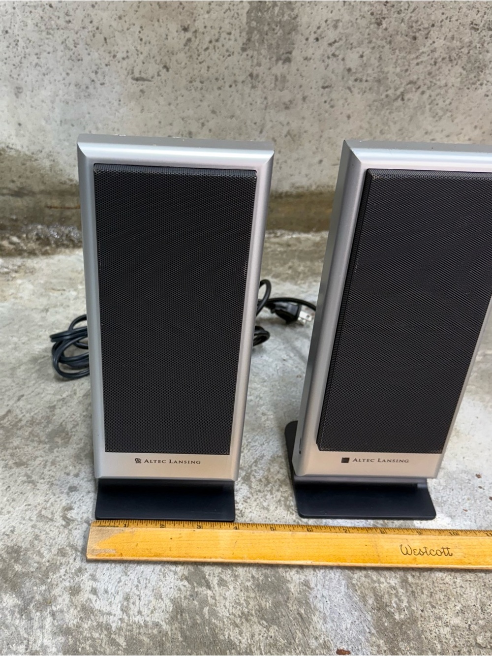 Altec Lansing VS2120 Powered Stereo Computer Speakers - Picture 8 of 9